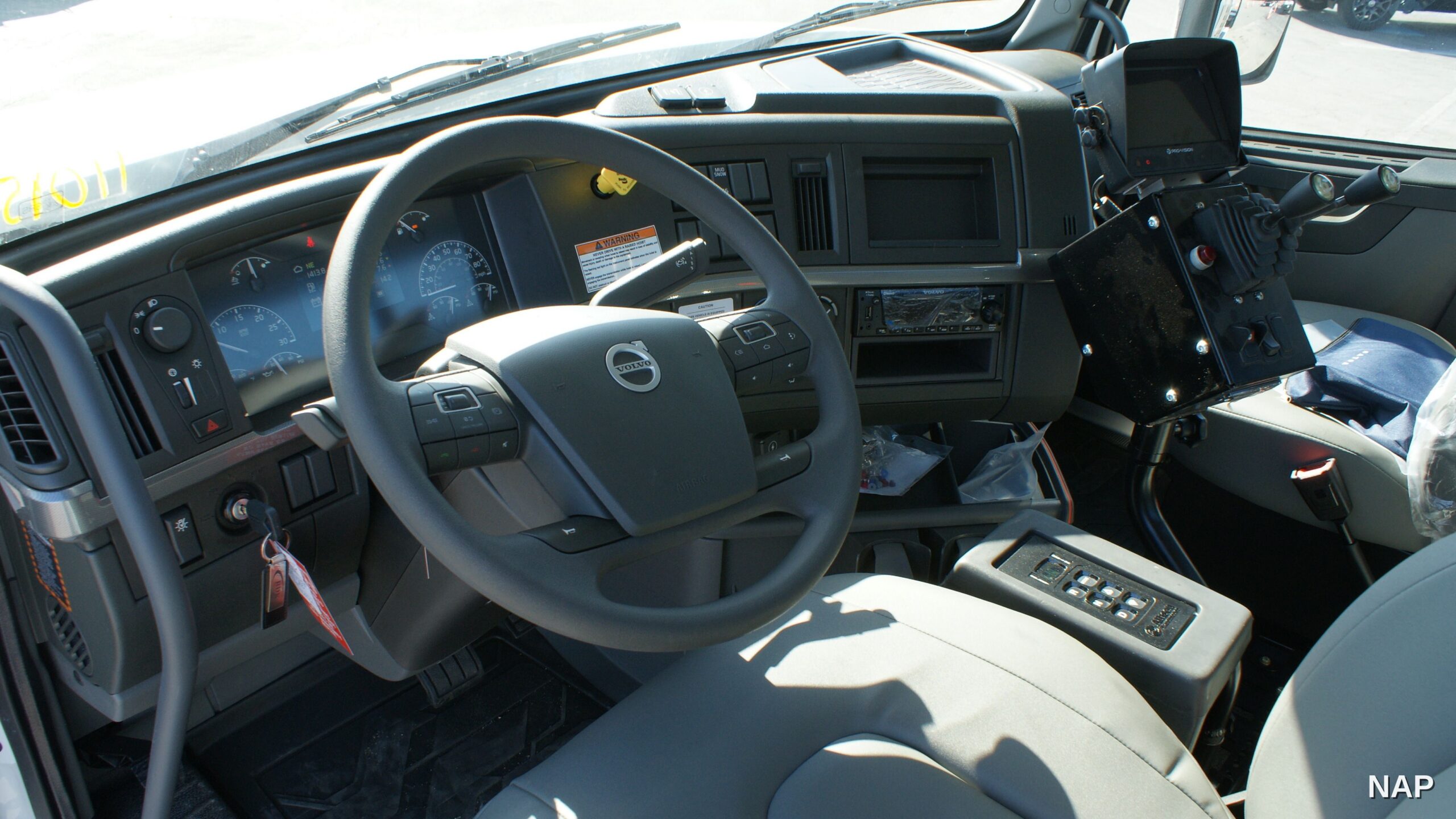 110297-nap-2026-volvo-roll-off-truck209-2
