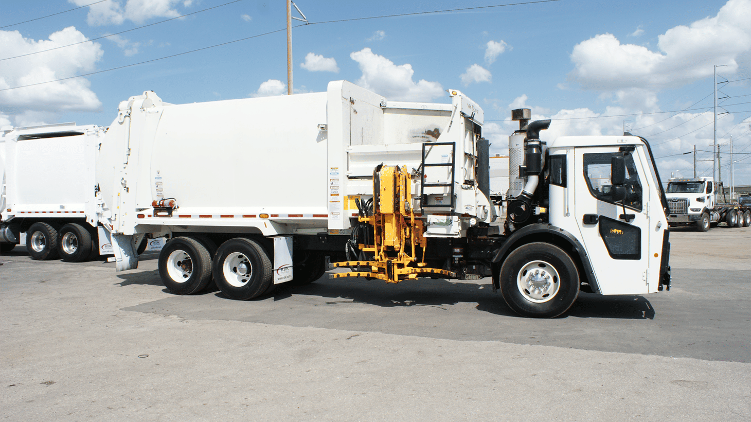 11_2023_mack_side_loader_garbage_truck_108491_3