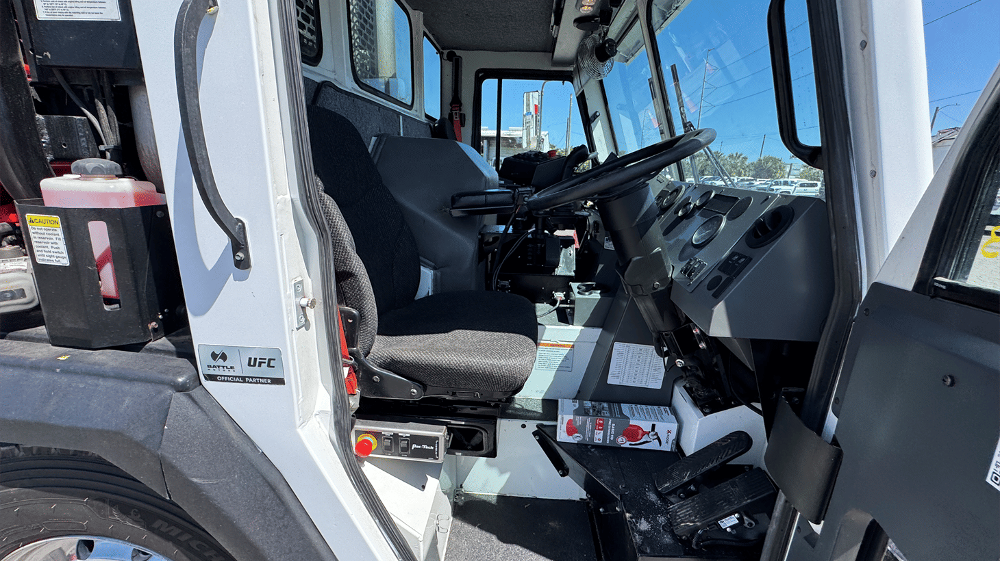 11_2024_battle_motors_side_loader_garbage_truck_108553_19