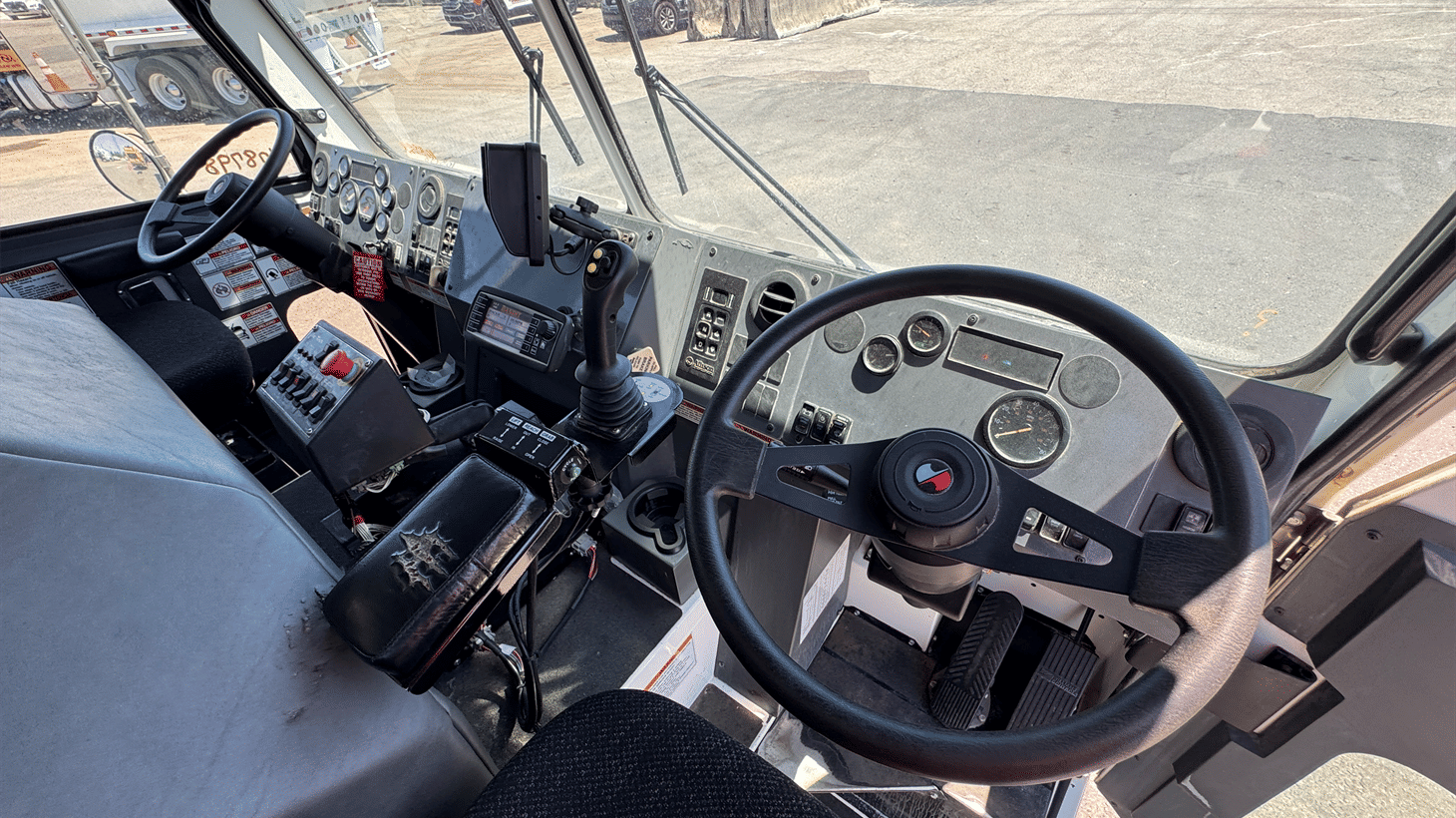 11_2024_battle_motors_side_loader_garbage_truck_108798_19