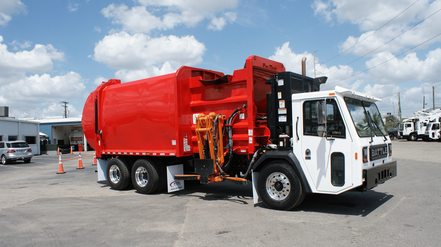 11_2024_battle_motors_side_loader_garbage_truck_108801_2
