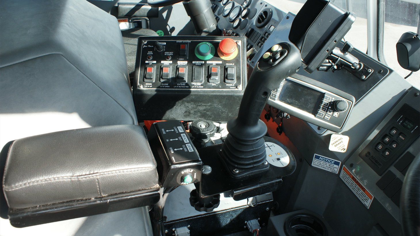 11_2024_battle_motors_side_loader_garbage_truck_109275_19