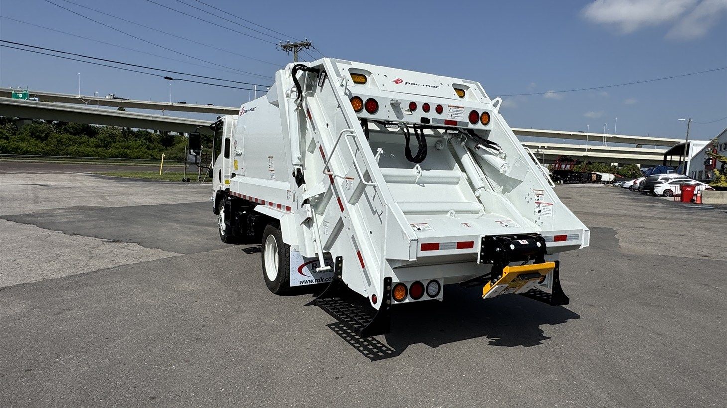 11_2026_isuzu_rear_loader_garbage_truck_110251_19