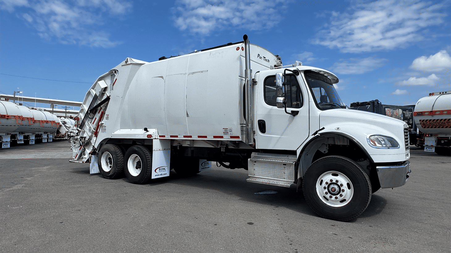 12_2022_freightliner_rear_loader_garbage_truck_108136_2