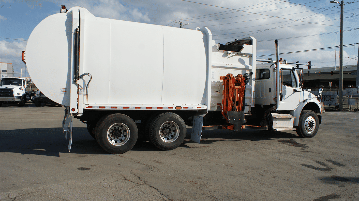 12_2022_freightliner_side_loader_garbage_truck_107953_3