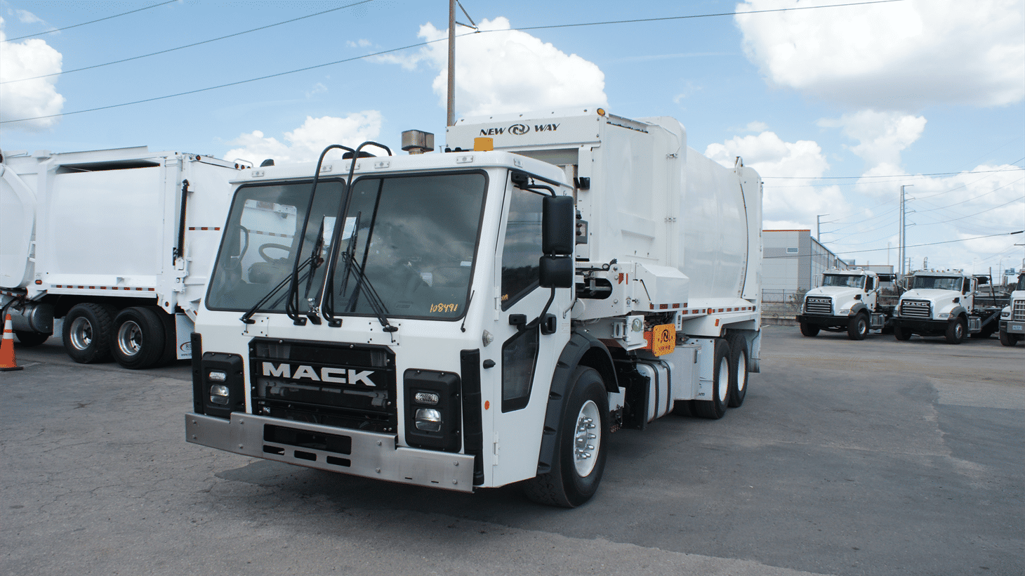 12_2023_mack_side_loader_garbage_truck_108491_4