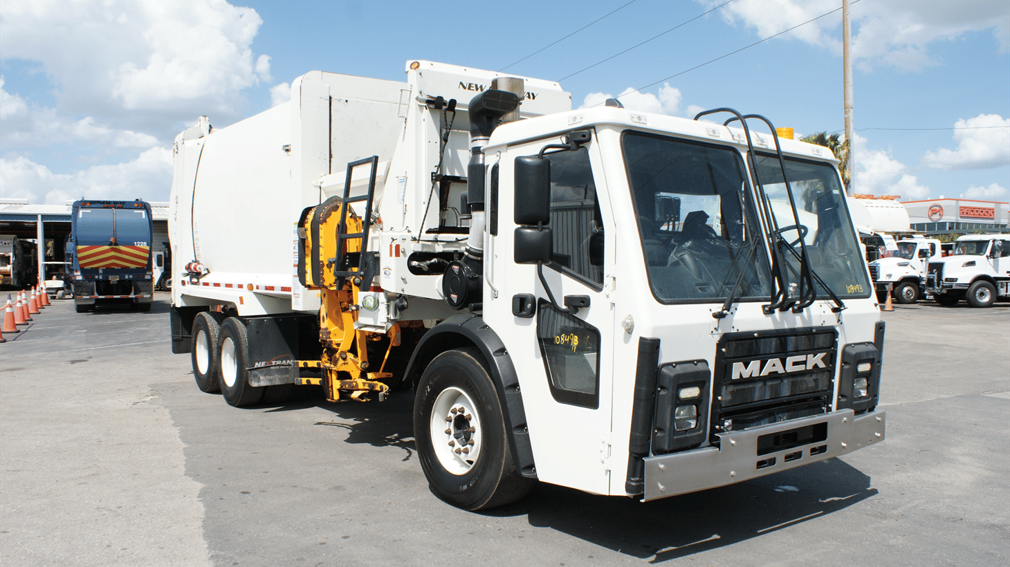 12_2023_mack_side_loader_garbage_truck_108493_2