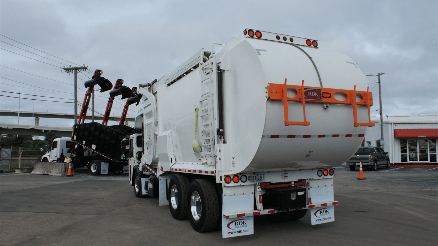 12_2024_battle_motors_front_loader_garbage_truck_109134_7-2