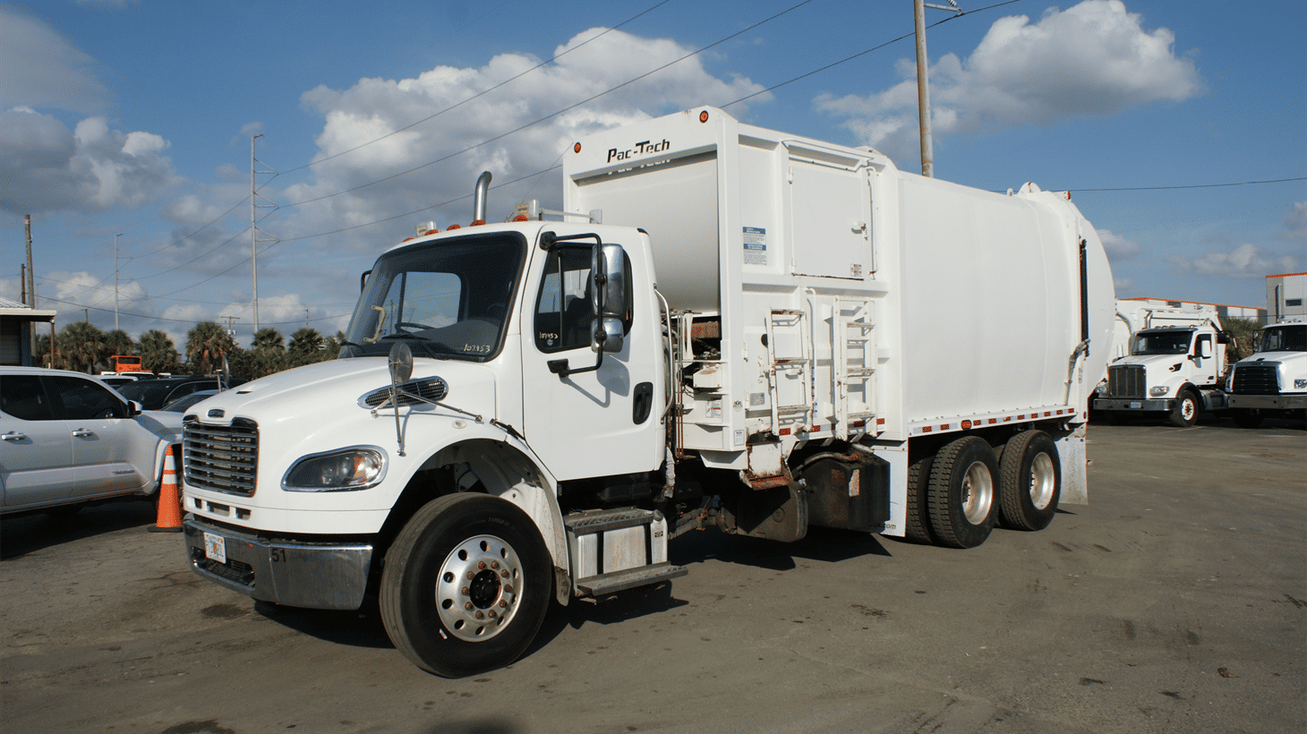 13_2022_freightliner_side_loader_garbage_truck_107953_4