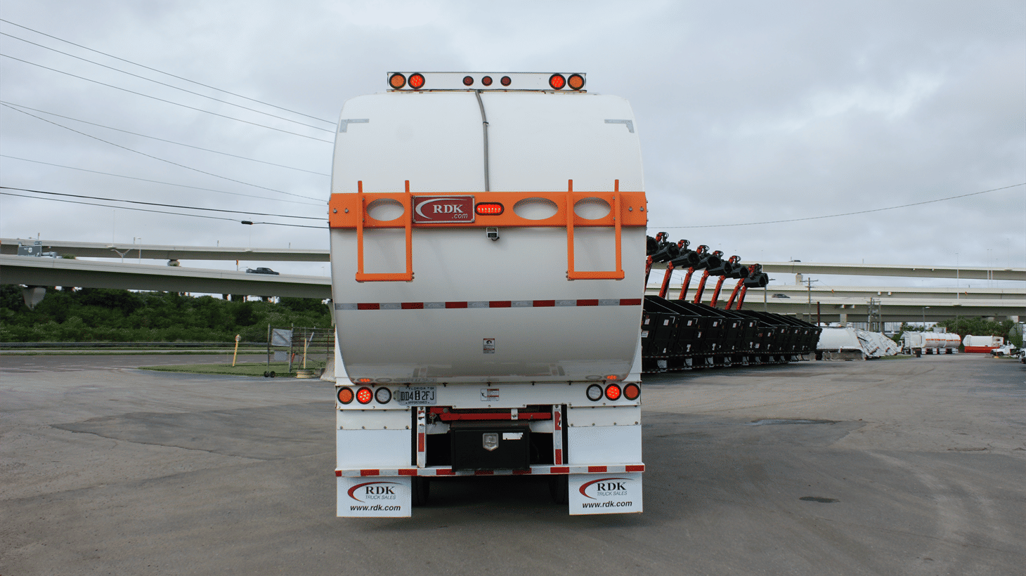 13_2024_battle_motors_front_loader_garbage_truck_109134_8-2