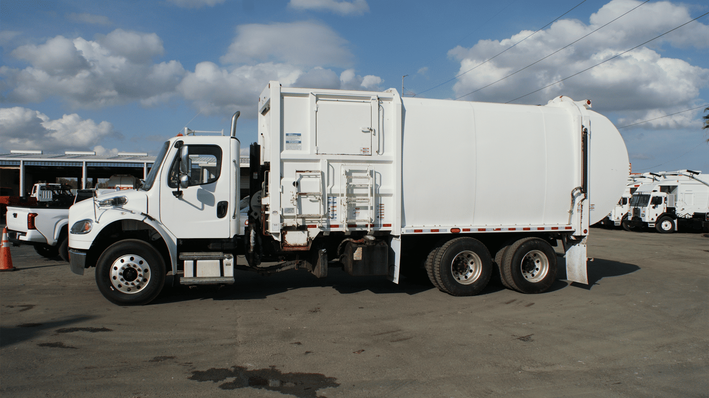 14_2022_freightliner_side_loader_garbage_truck_107953_5