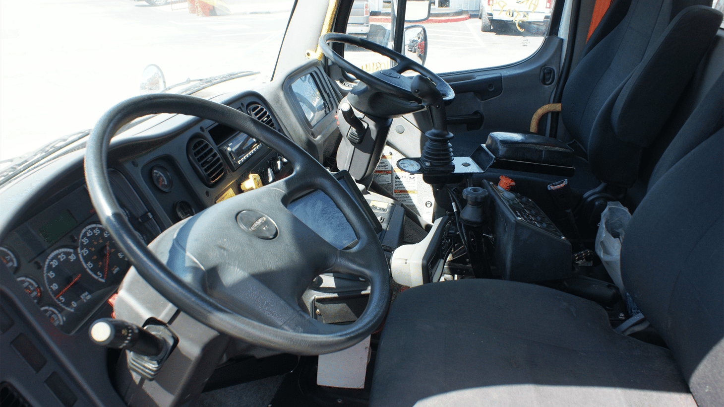 14_2022_freightliner_side_loader_garbage_truck_108141_21