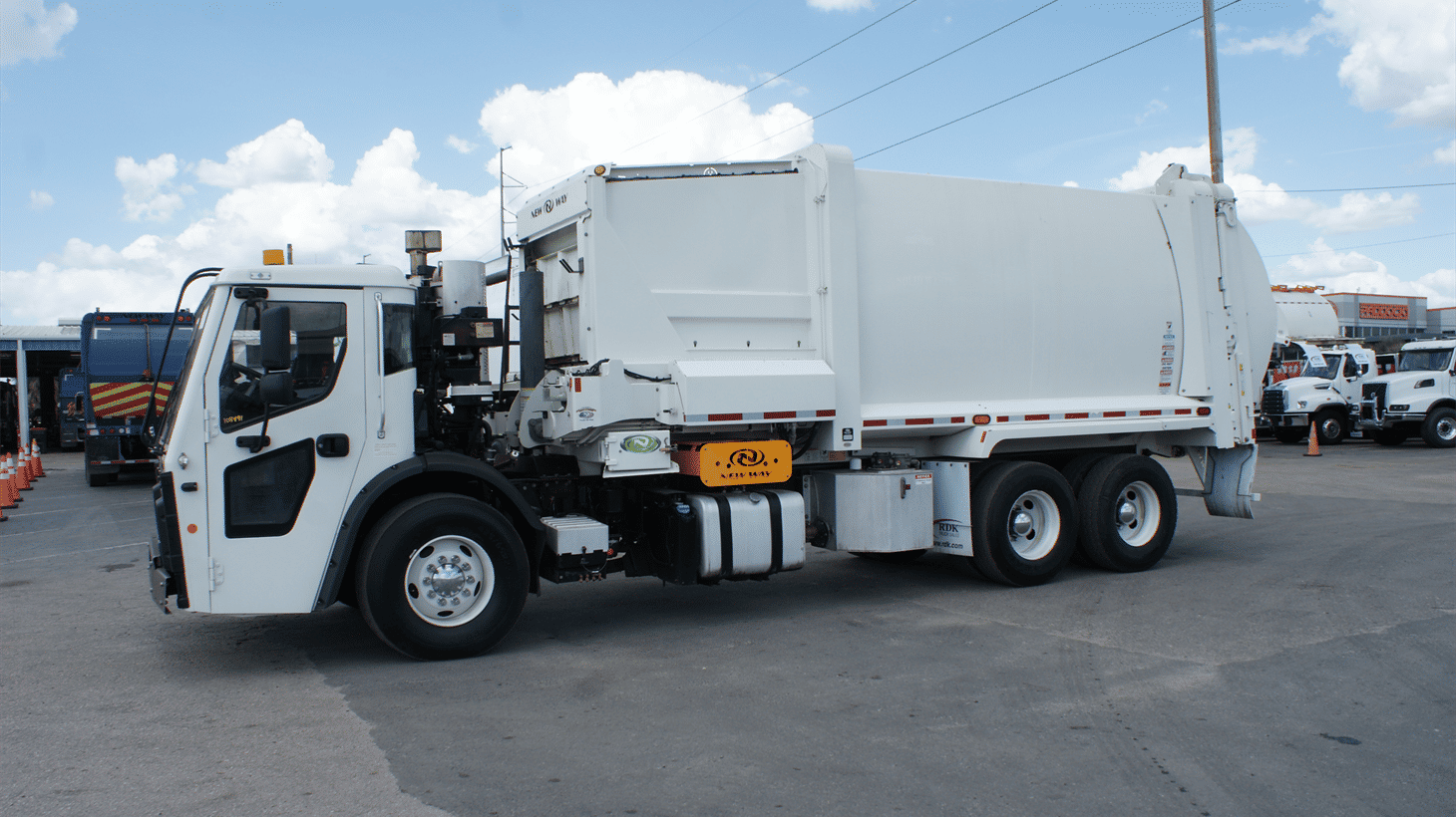14_2023_mack_side_loader_garbage_truck_108491_6