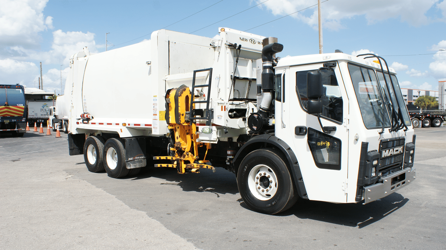 14_2023_mack_side_loader_garbage_truck_108493_3