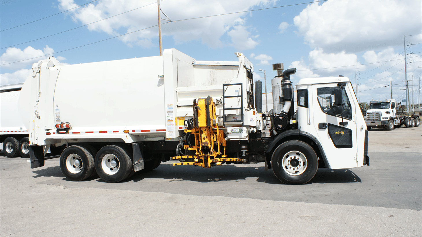 15_2023_mack_side_loader_garbage_truck_108493_4