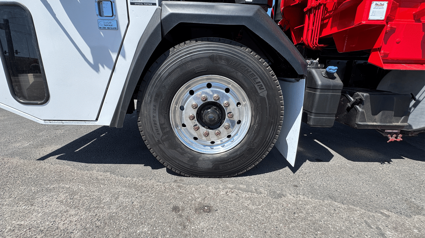15_2024_battle_motors_side_loader_garbage_truck_108553_22