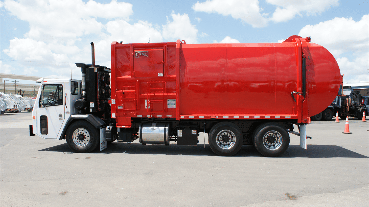 15_2024_battle_motors_side_loader_garbage_truck_108801_6