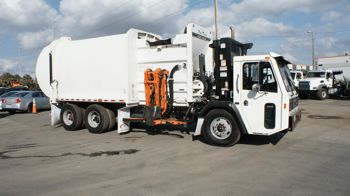 15_2024_battle_motors_side_loader_garbage_truck_109275_3