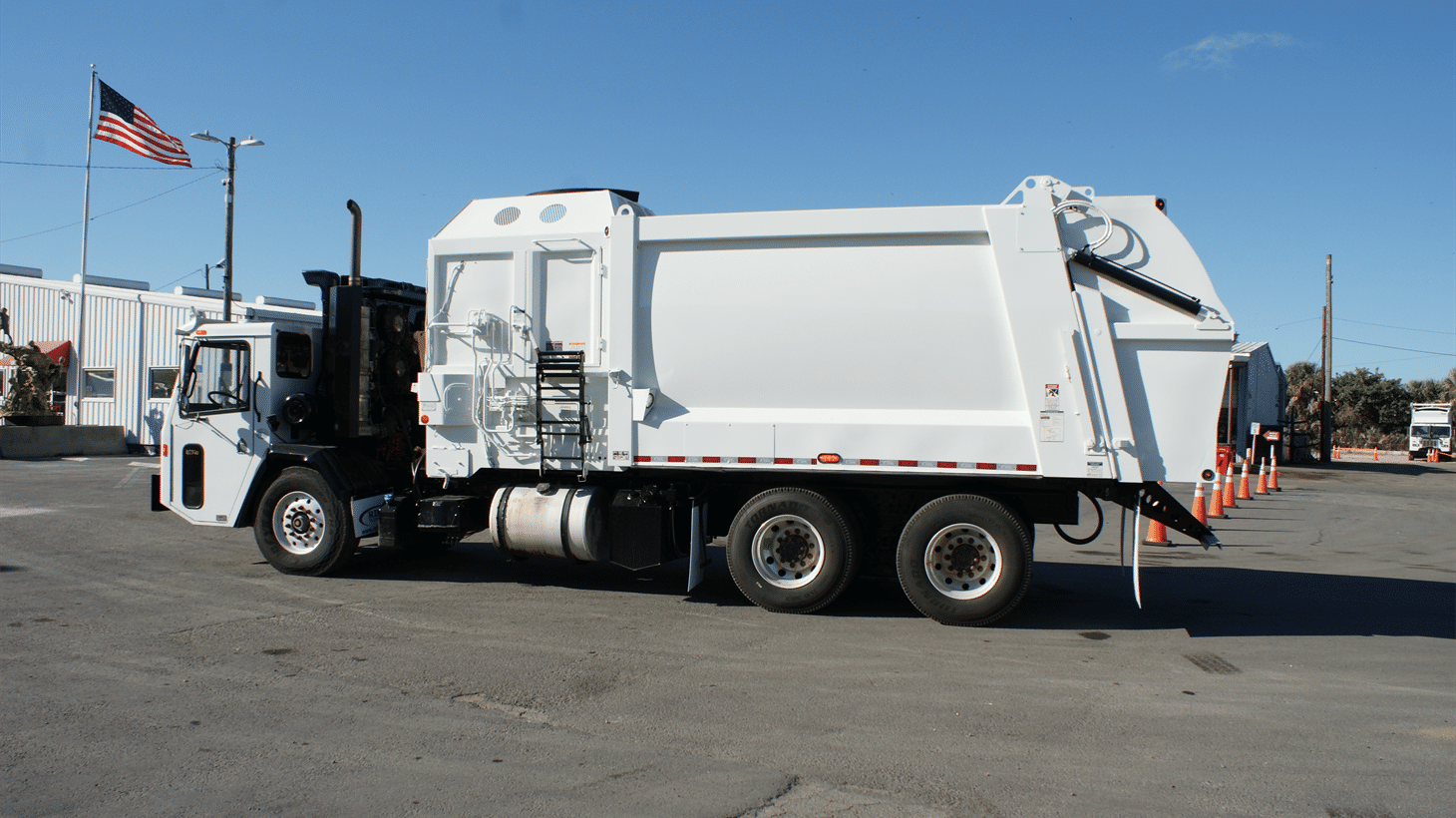 16_2022_CCC_Side_loader_garbage_truck_108720_6