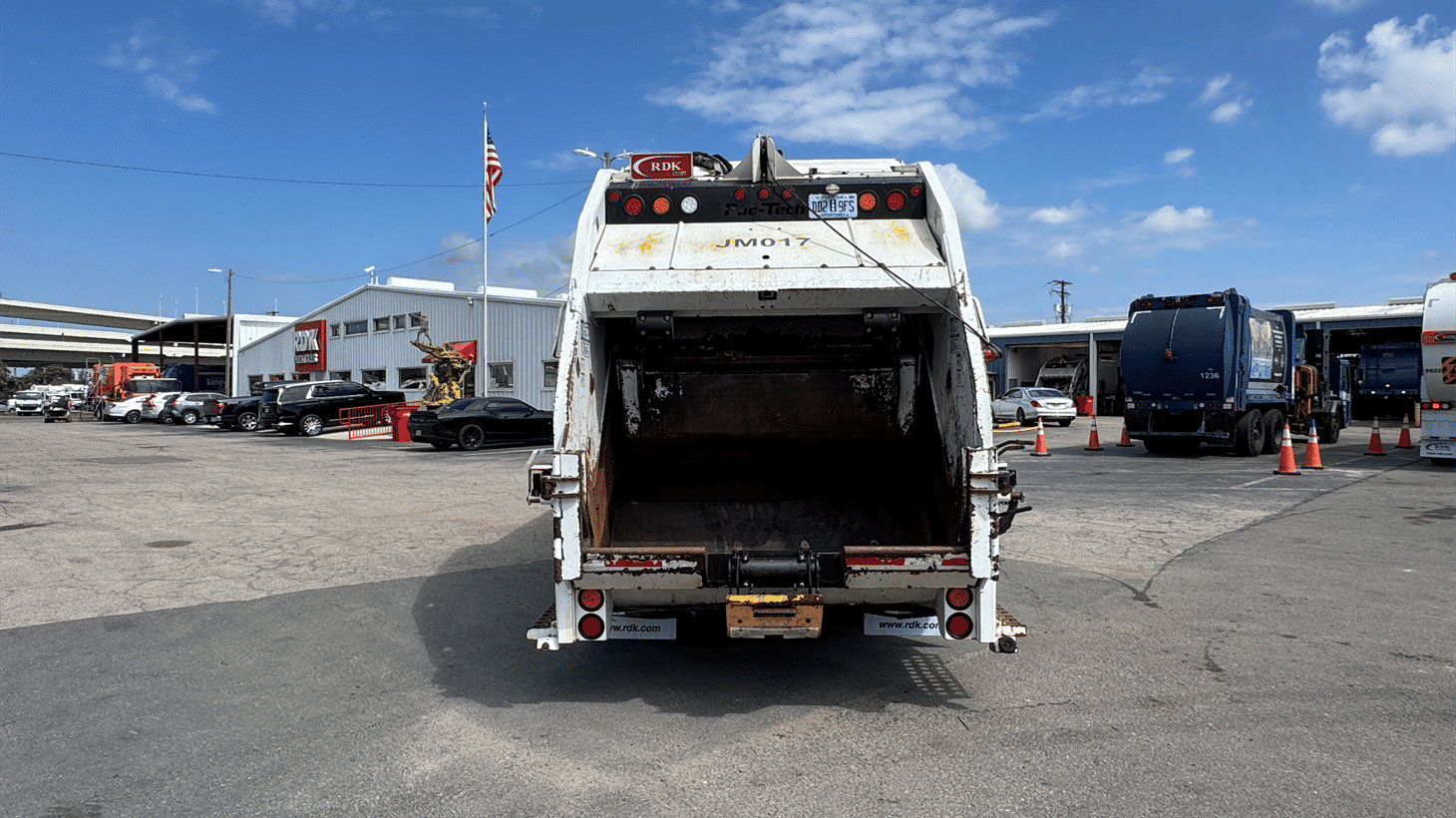 16_2022_freightliner_rear_loader_garbage_truck_108136_4