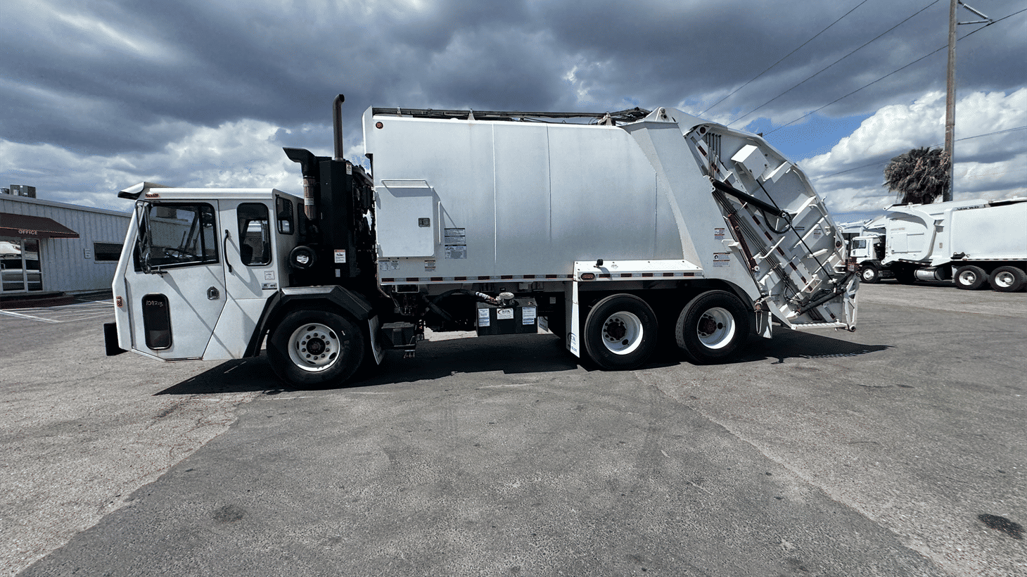 16_2024_battle_motors_rear_loader_garbage_truck_108213_6
