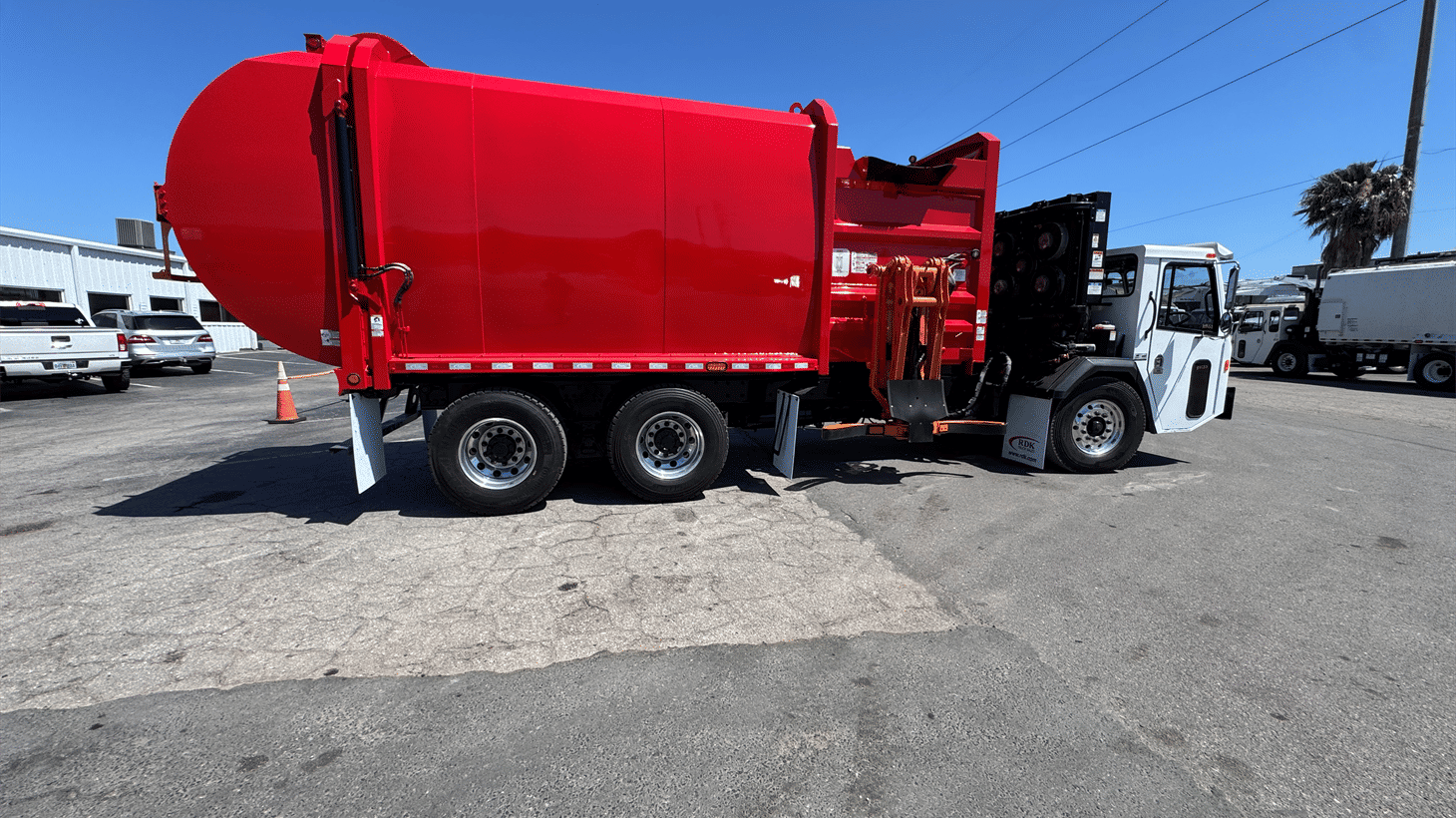 16_2024_battle_motors_side_loader_garbage_truck_108553_3
