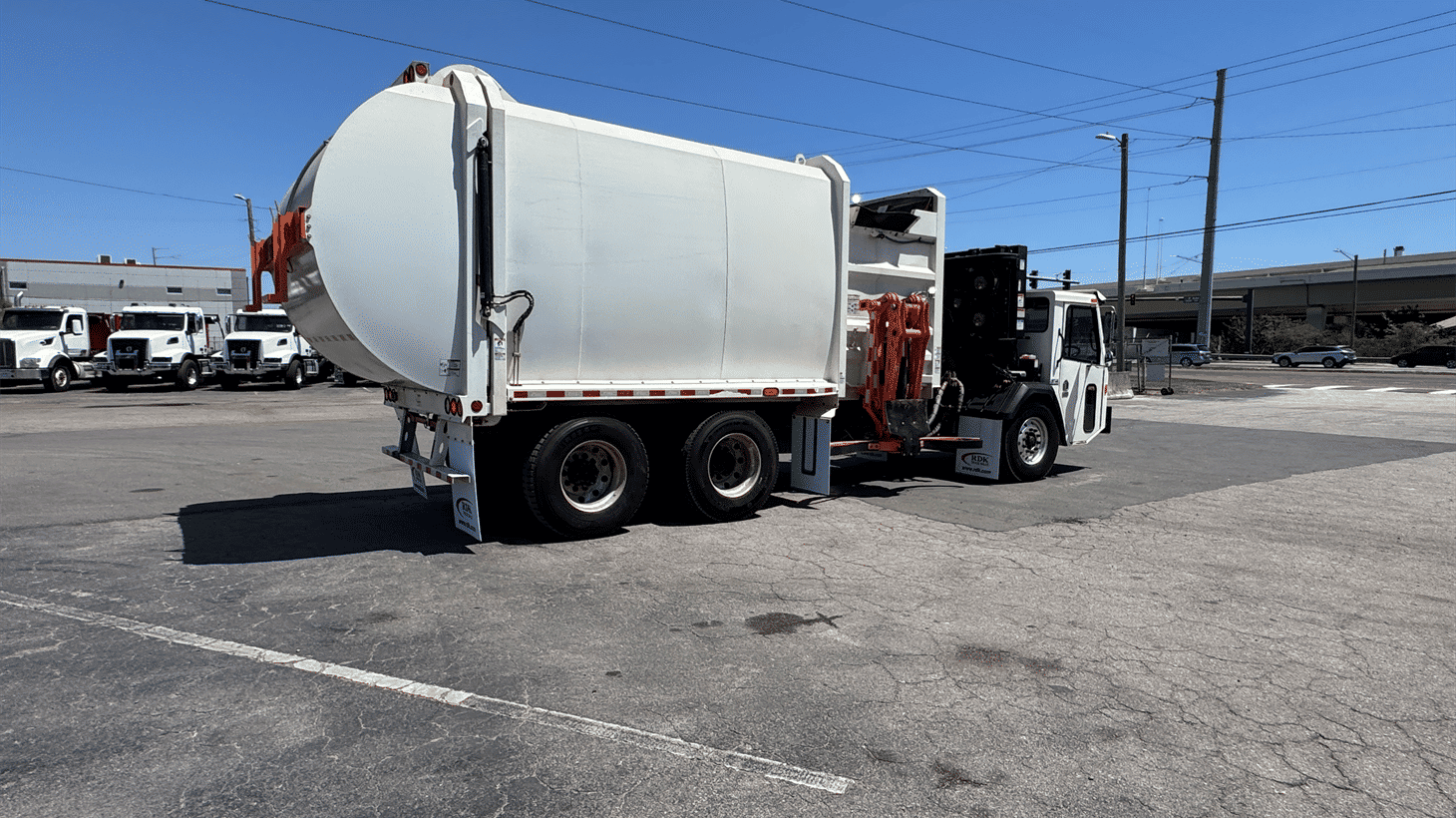 16_2024_battle_motors_side_loader_garbage_truck_108798_3
