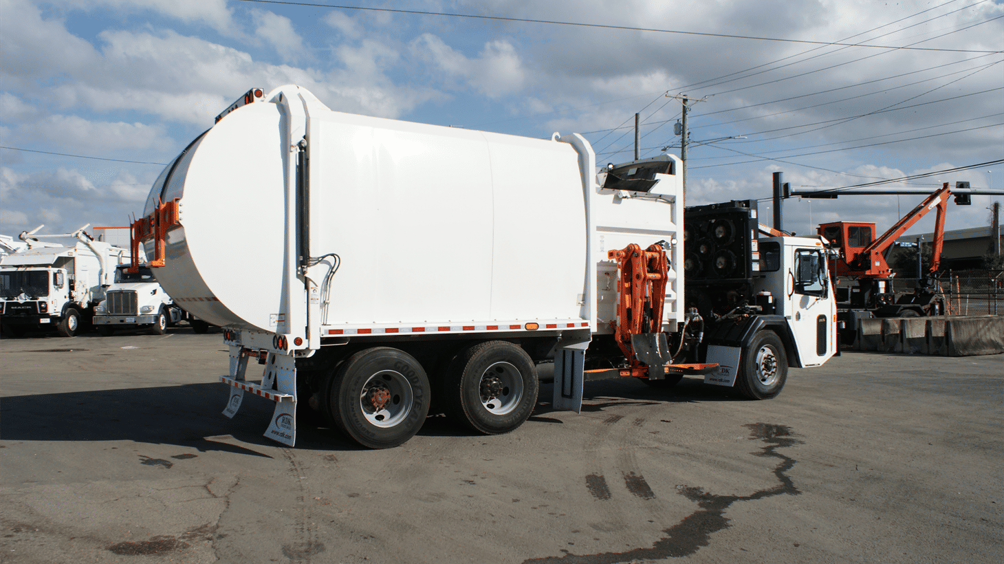 16_2024_battle_motors_side_loader_garbage_truck_109275_4