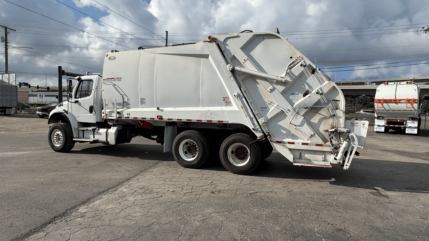 17_2020_freightliner_rear_loader_garbage_truck_108873_3