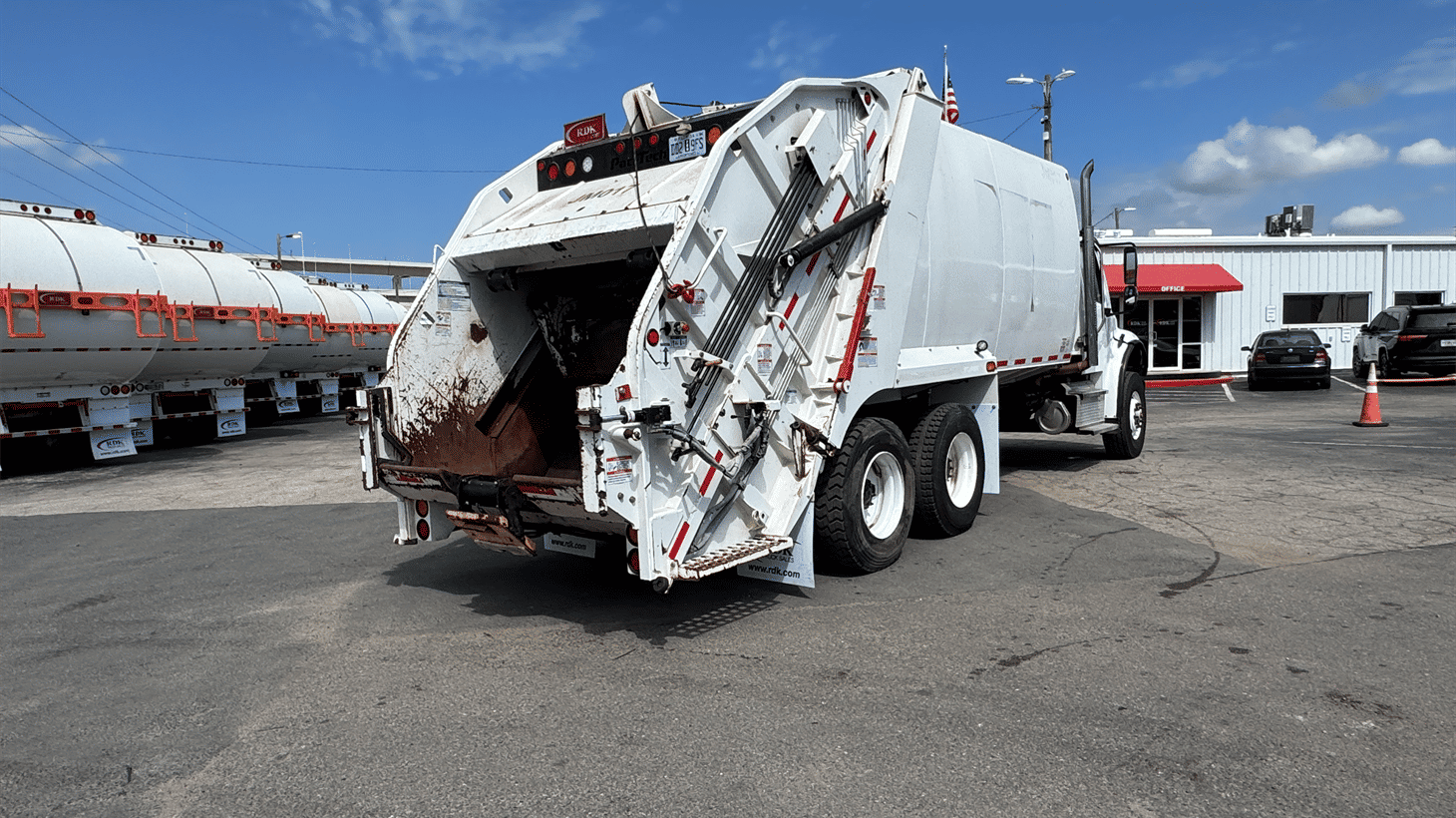 17_2022_freightliner_rear_loader_garbage_truck_108136_5