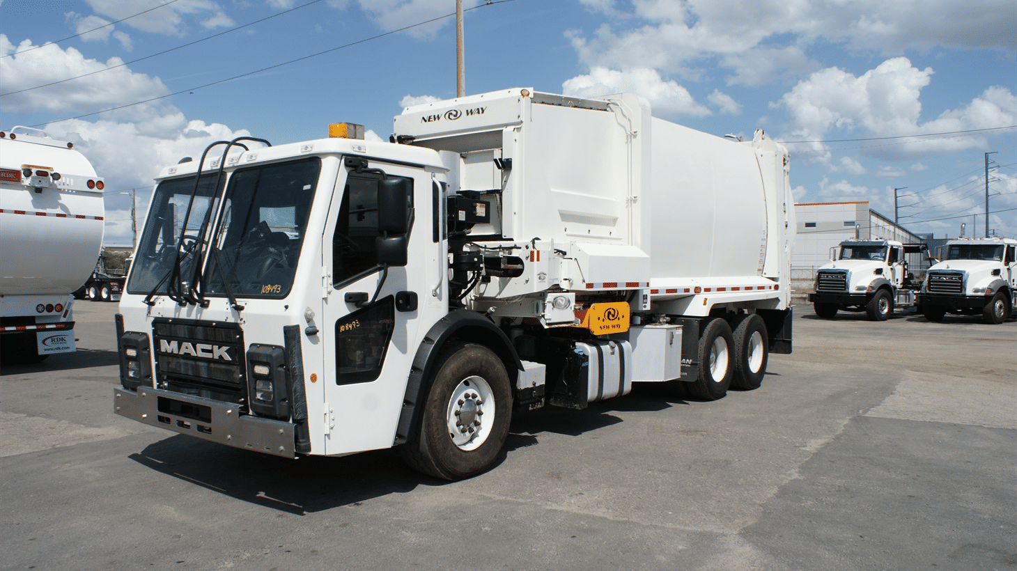 17_2023_mack_side_loader_garbage_truck_108493_6