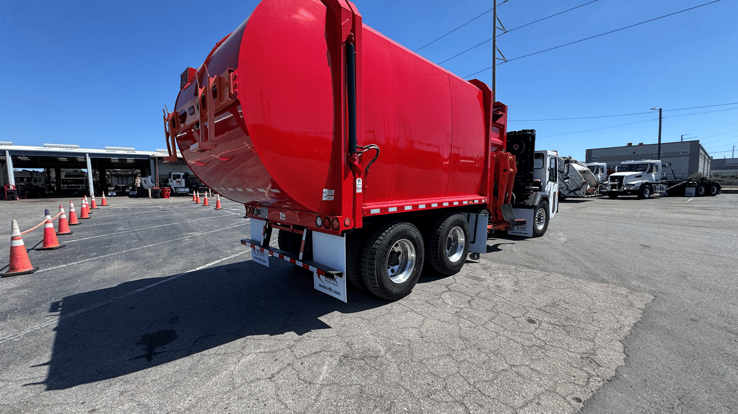 17_2024_battle_motors_side_loader_garbage_truck_108553_4