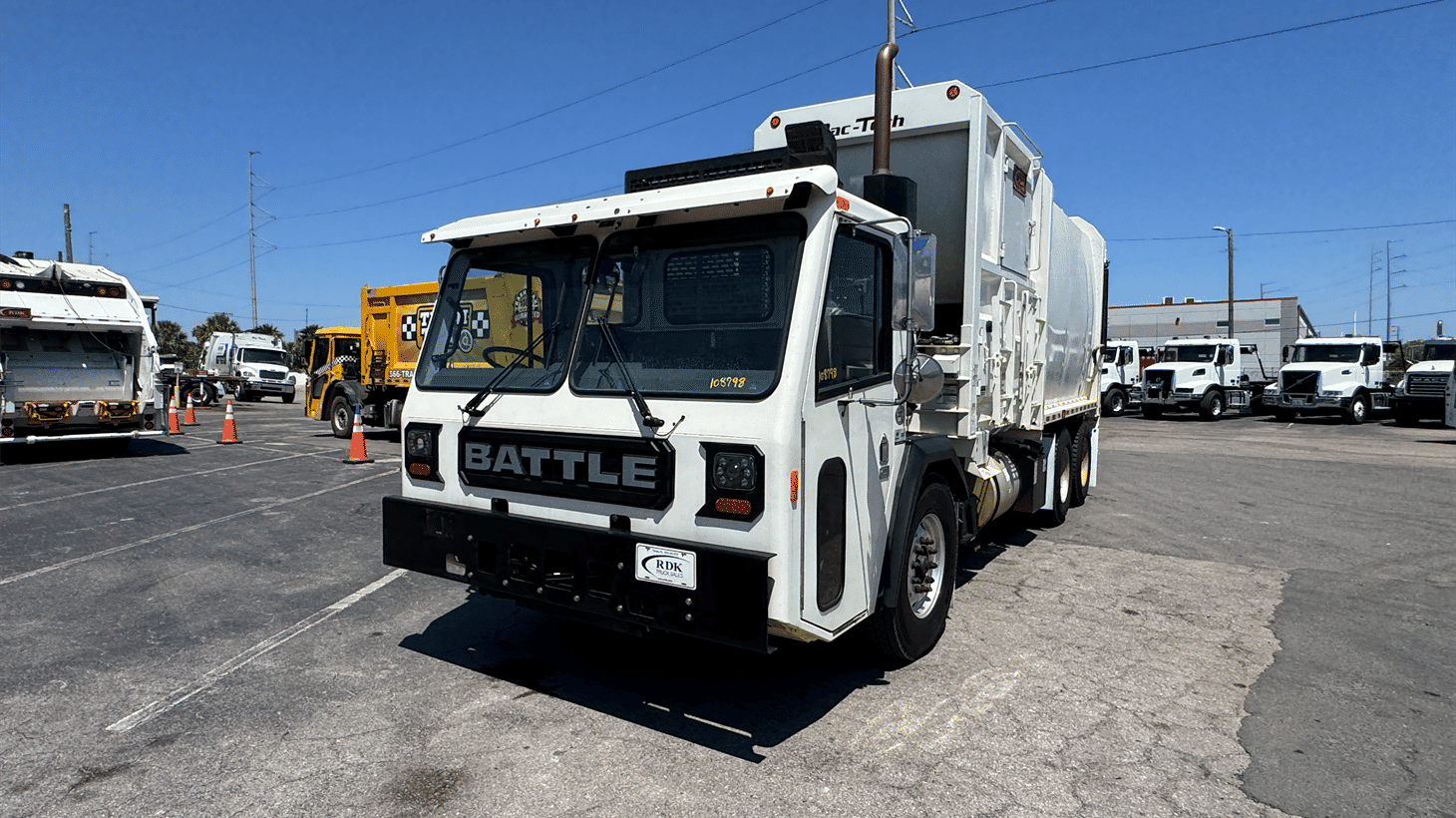 17_2024_battle_motors_side_loader_garbage_truck_108798_4