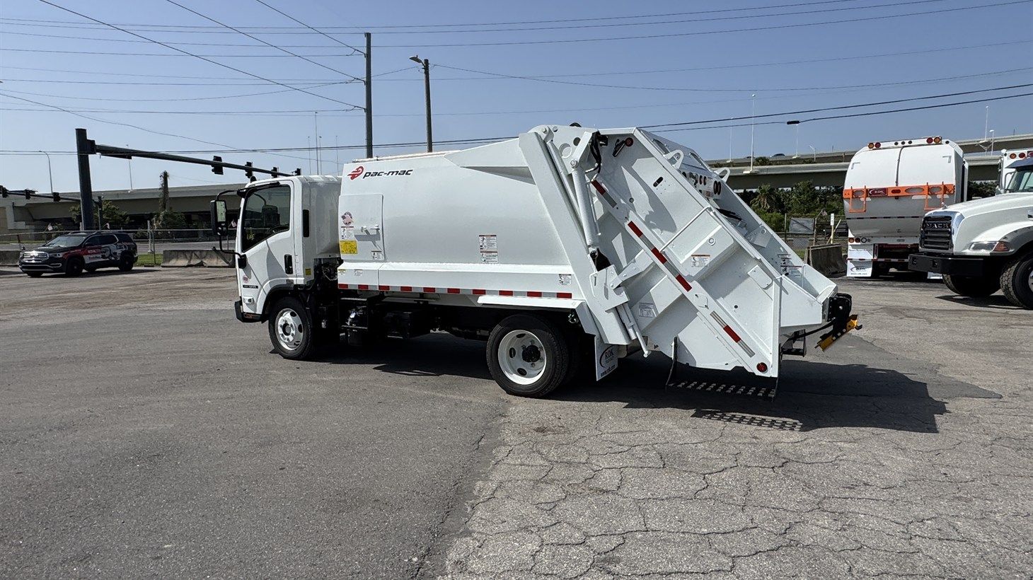 17_2026_isuzu_rear_loader_garbage_truck_110251_5