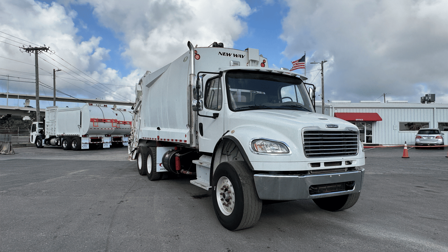 18_2020_freightliner_rear_loader_garbage_truck_108873_4
