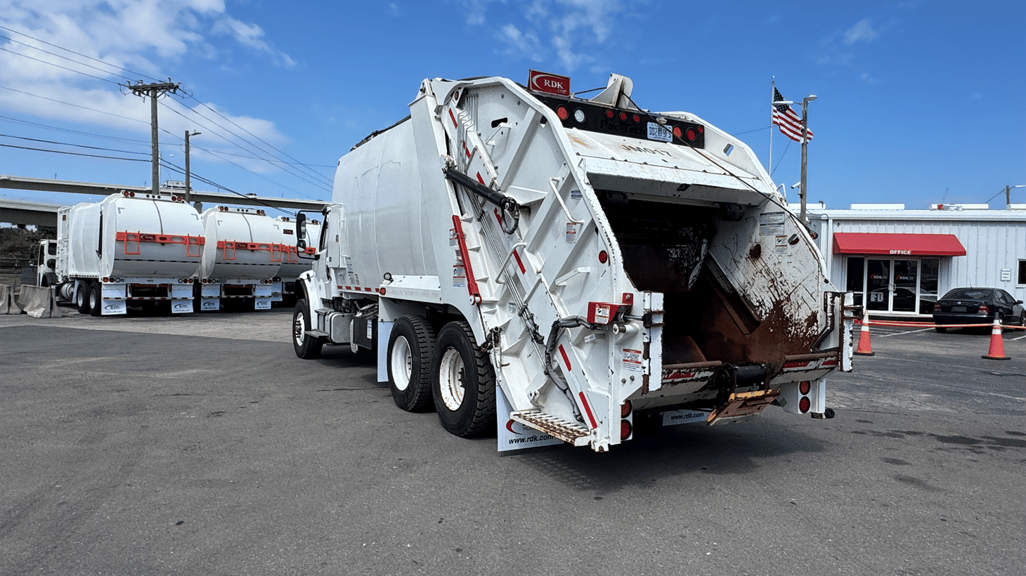 18_2022_freightliner_rear_loader_garbage_truck_108136_6