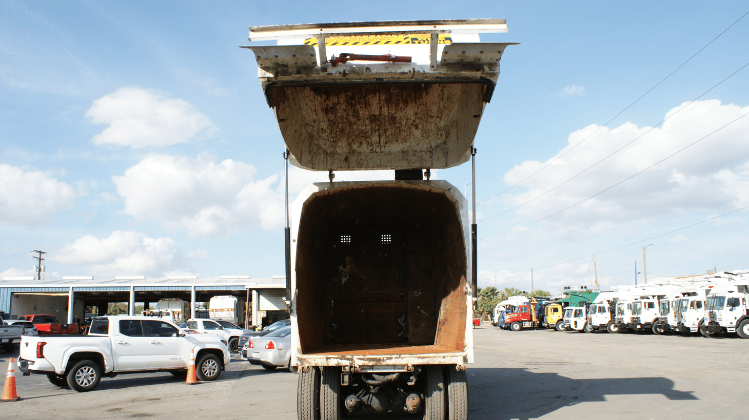 18_2022_freightliner_side_loader_garbage_truck_107953_9