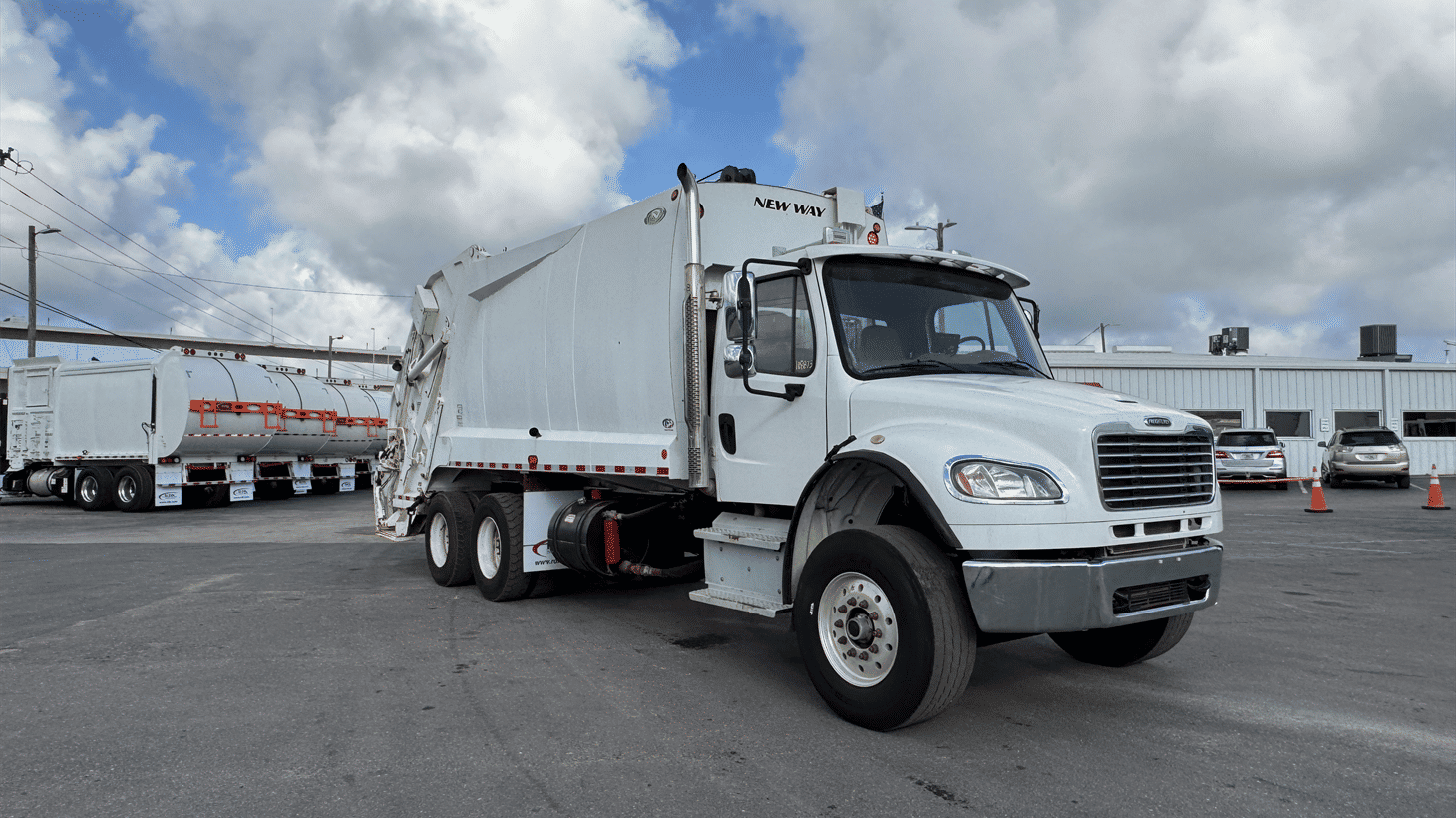 19_2020_freightliner_rear_loader_garbage_truck_108873_5