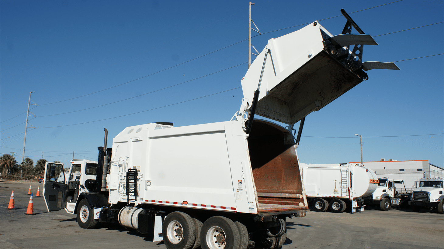 19_2022_CCC_Side_loader_garbage_truck_108720_9