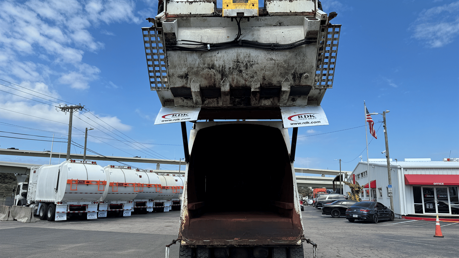 19_2022_freightliner_rear_loader_garbage_truck_108136_7