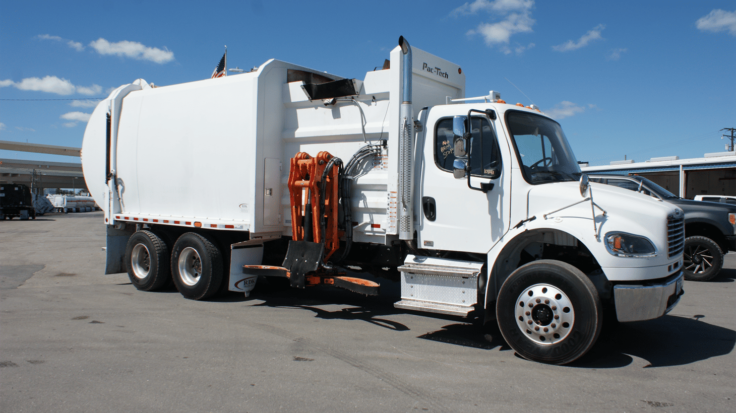19_2022_freightliner_side_loader_garbage_truck_108141_6