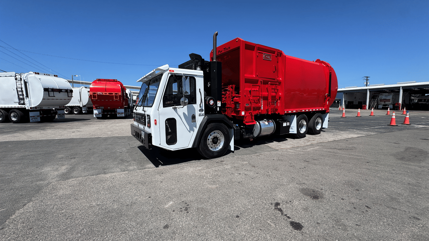 19_2024_battle_motors_side_loader_garbage_truck_108553_6