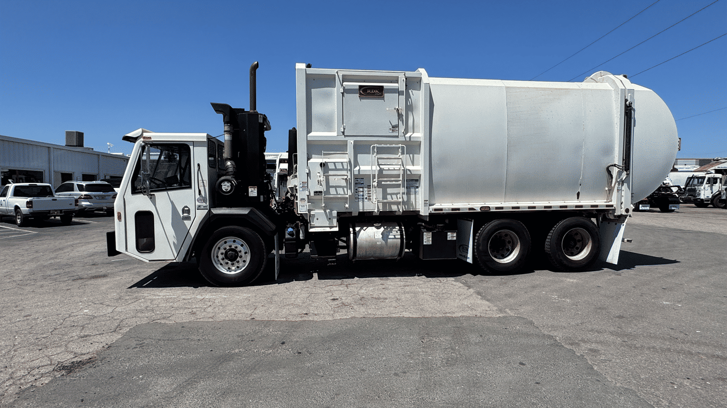 19_2024_battle_motors_side_loader_garbage_truck_108798_6