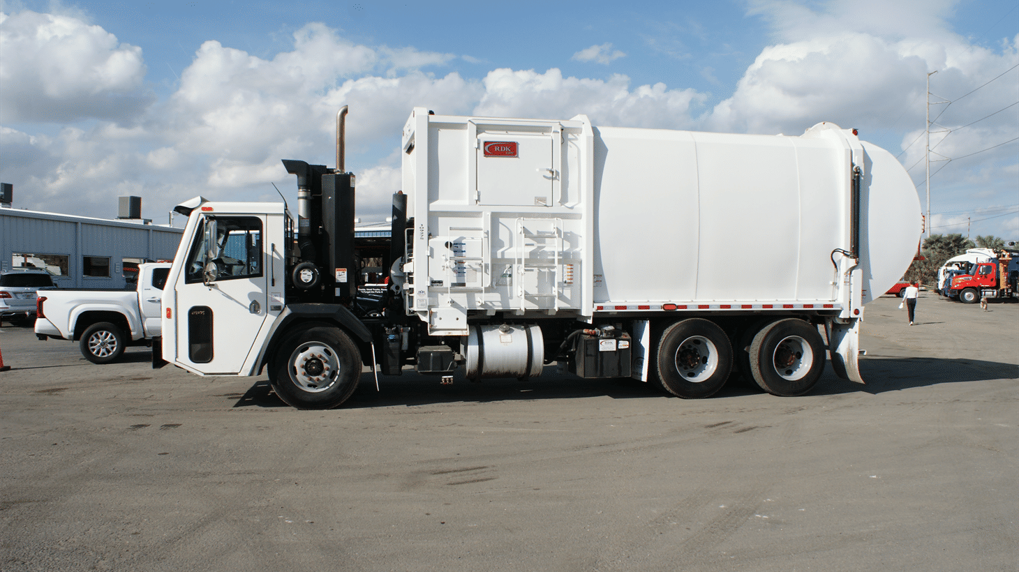 19_2024_battle_motors_side_loader_garbage_truck_109275_7