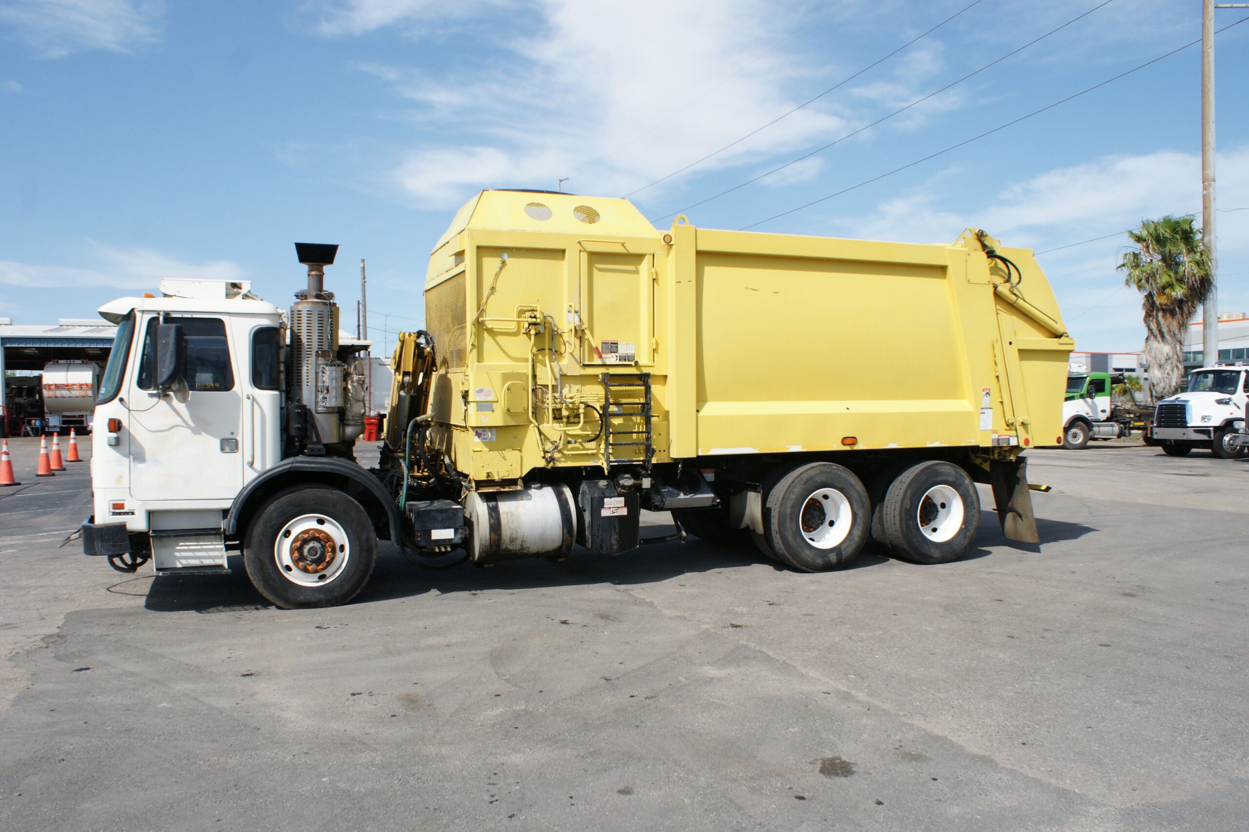 201620Autocar20Side20Loader20110394205
