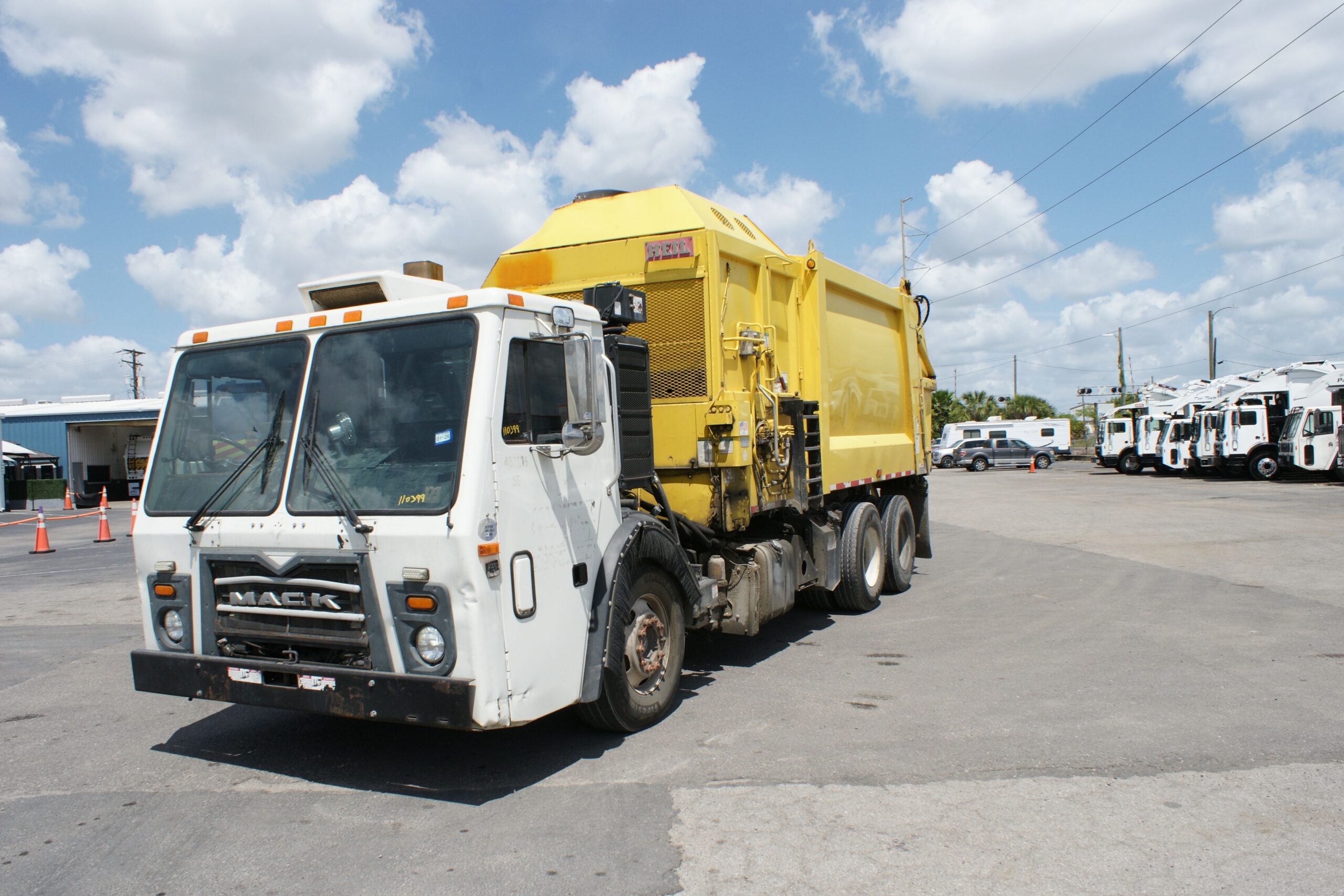 201620Mack20Side20Loader20110399204