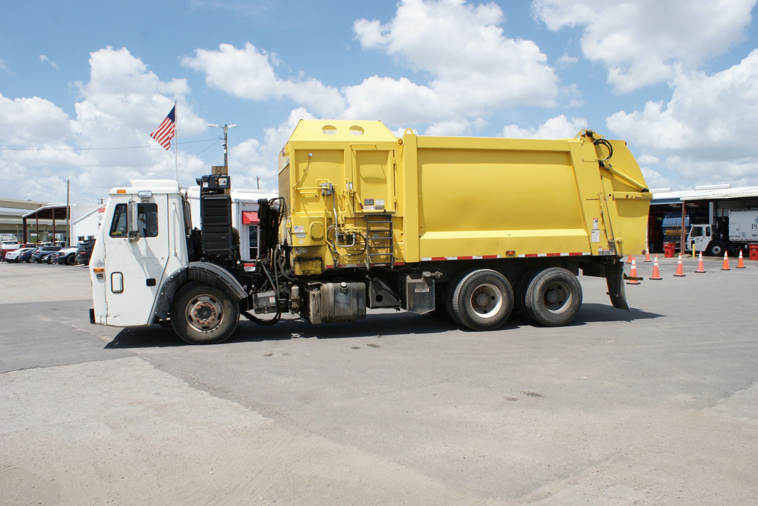 201620Mack20Side20Loader20110399205