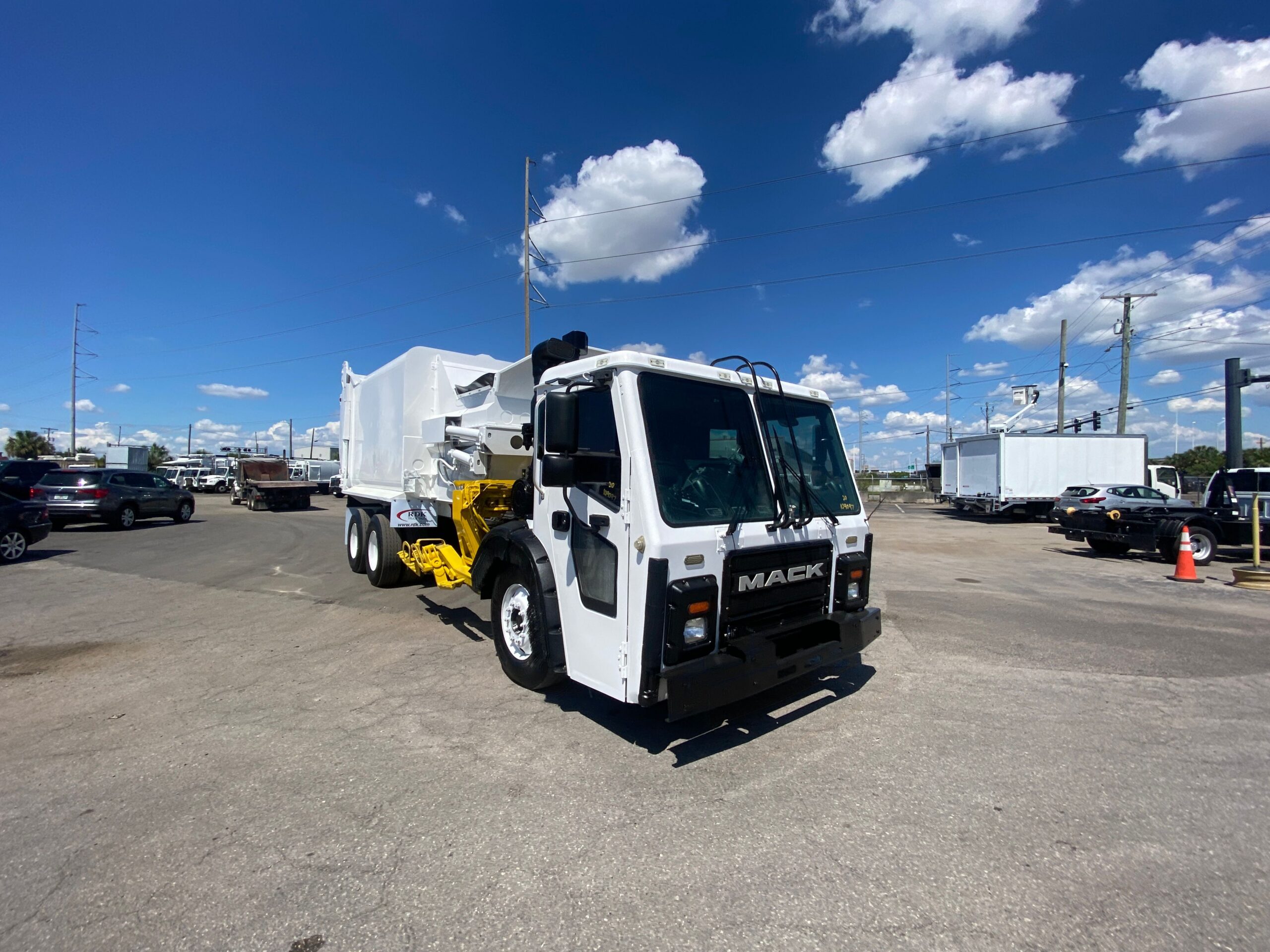 201720Mack20Side20Loader20109097201-1