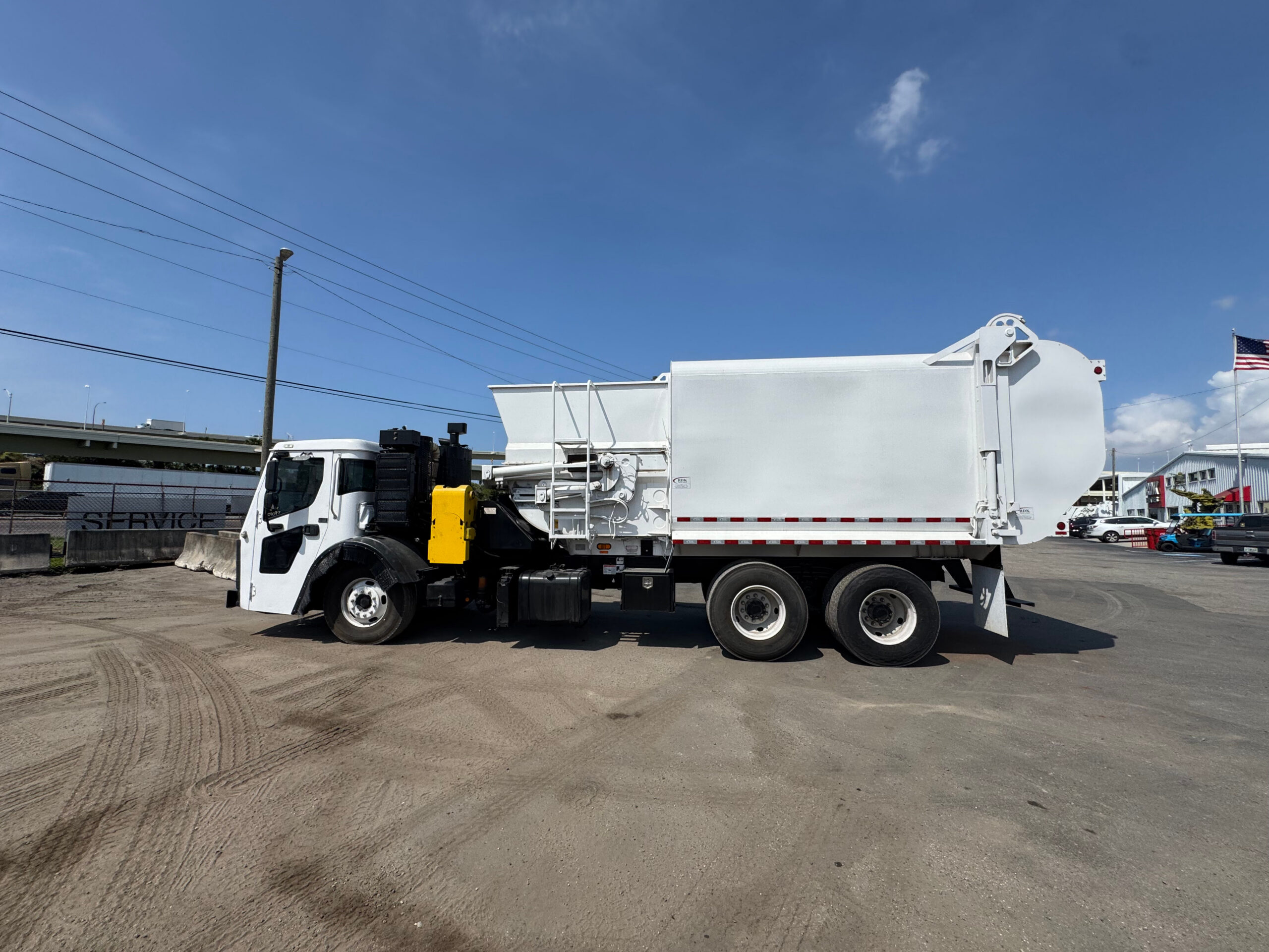 201720Mack20Side20Loader20109097203