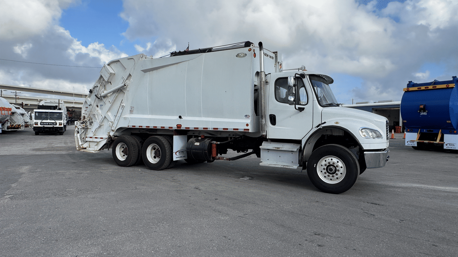 20_2020_freightliner_rear_loader_garbage_truck_108873_6